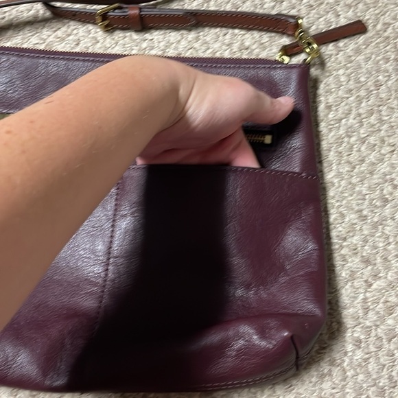 Fossil maroon color Fiona shoulder bag with multiple pockets - Picture 3 of 12
